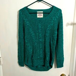 Perfect pull over green long sleeve cable knit sweater